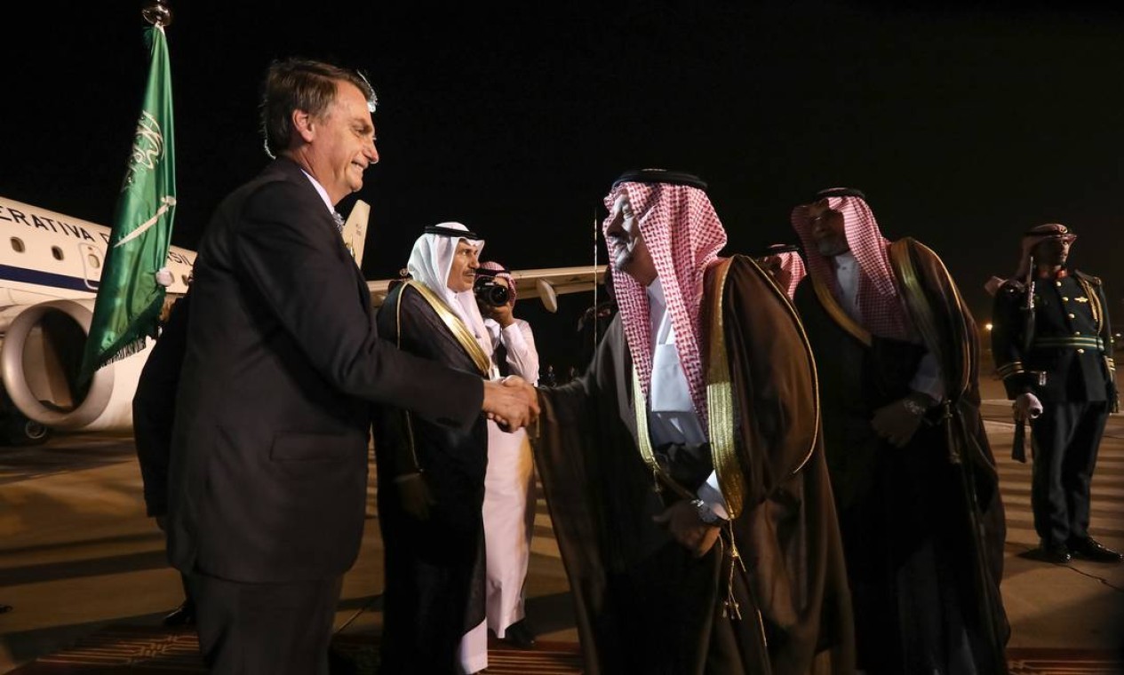 Bolsonaro foi recebido pelo governador de Riade, o ditador Faisal bin Bandar Al Saud — Foto: Divulgação