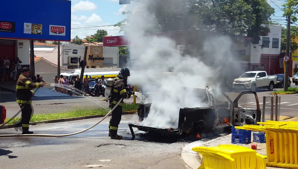 Incêndio destruiu veículo em Presidente Prudente — Foto: Leandro Campos