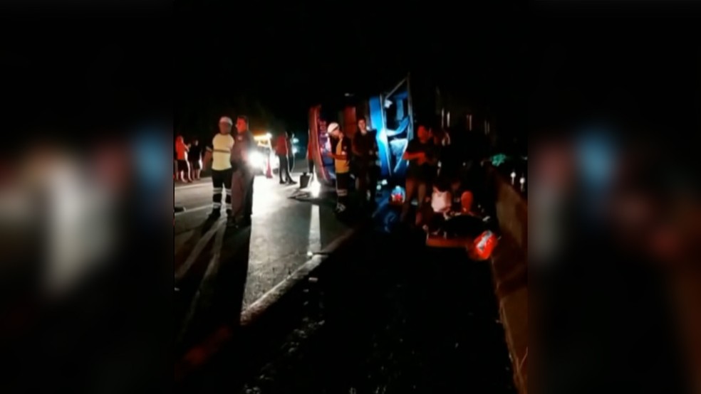 Tombamento de ônibus de turismo deixou mortos e feridos na Rodovia Régis Bittencourt, em Cajati, no interior de São Paulo — Foto: TV Globo/Reprodução