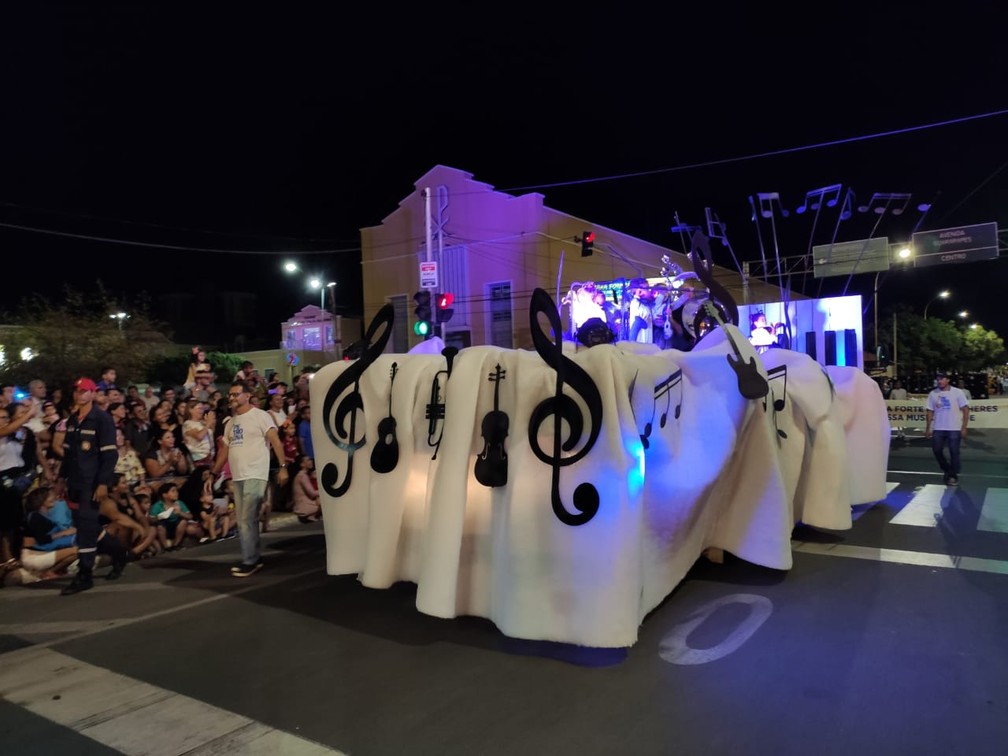 Desfile em homenagem aos 124 anos de Petrolina — Foto: Amanda Franco / TV Grande Rio