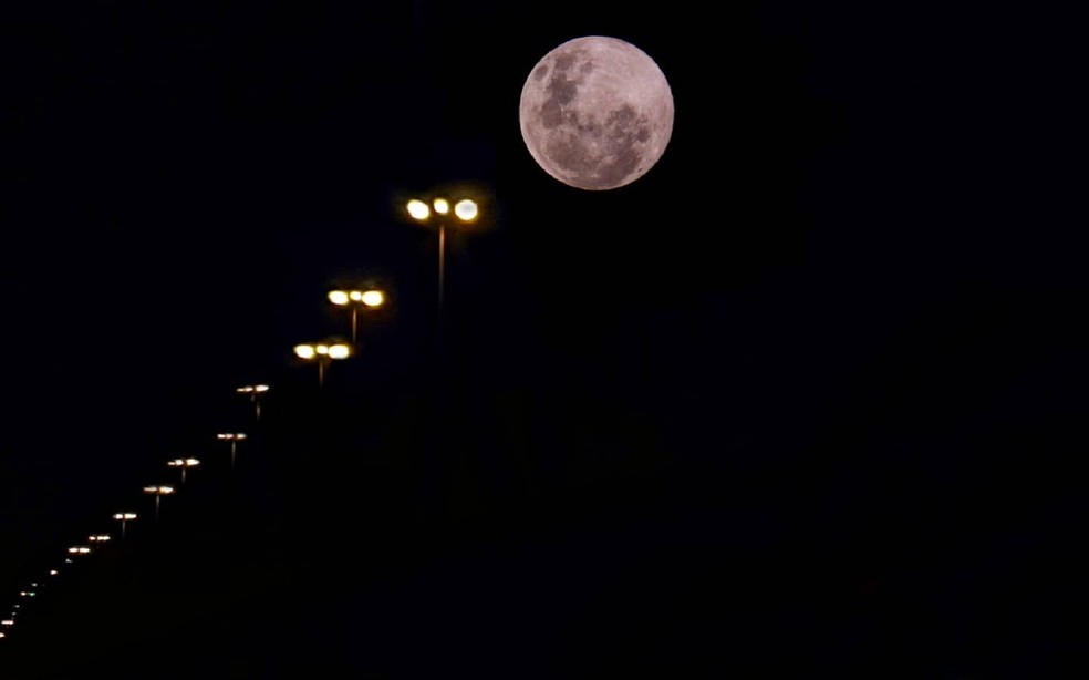Registro da "super lua rosa" nos altos da avenida Afonso Pena, em Campo Grande — Foto: Marithê Do Céu/Arquivo Pessoal
