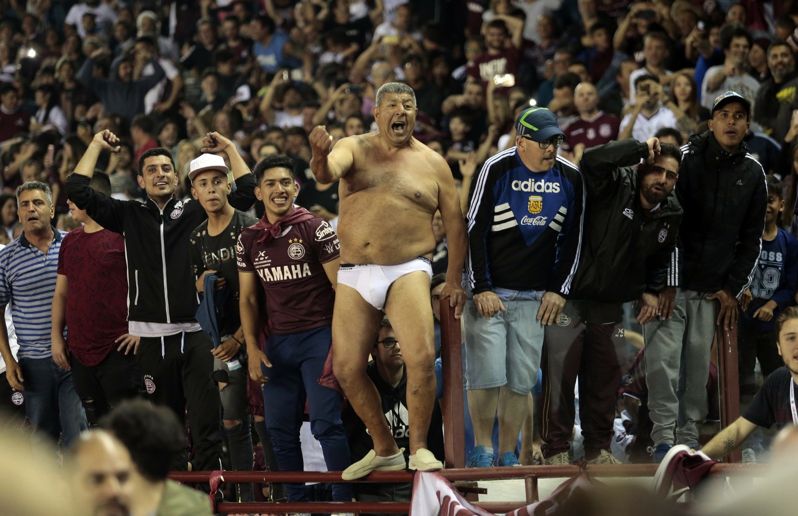 Foi promessa diz torcedor do Lanús que ficou só de cueca por vaga na final