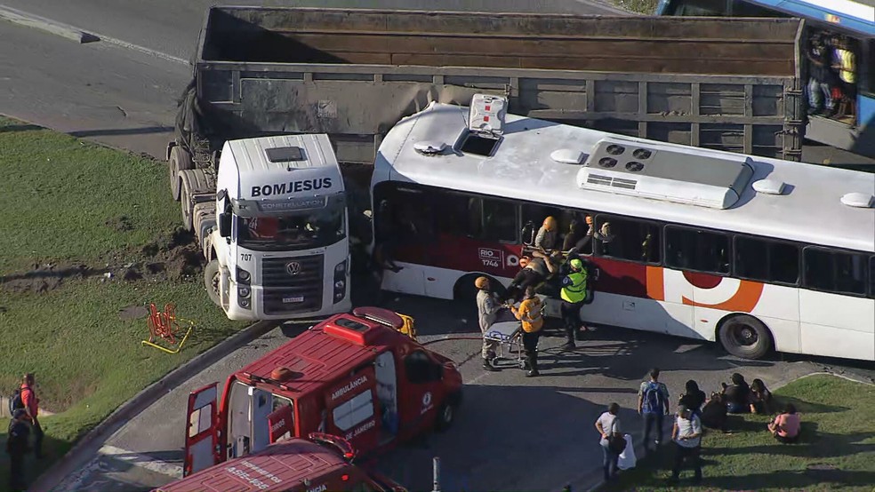 Passageiros são retirados do ônibus em acidente no bairro do Pontal, no Recreio, Zona Oeste do RJ — Foto: Reprodução/Globocop