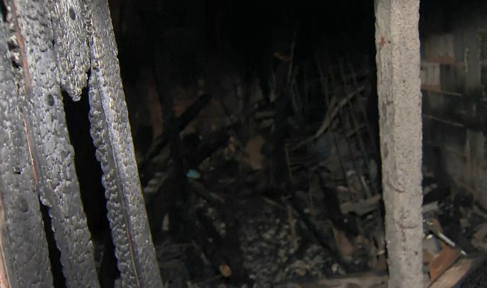 Casa fica destruída após incêndio em Vila Velha, ES— Foto: Reprodução/ TV Gazeta 