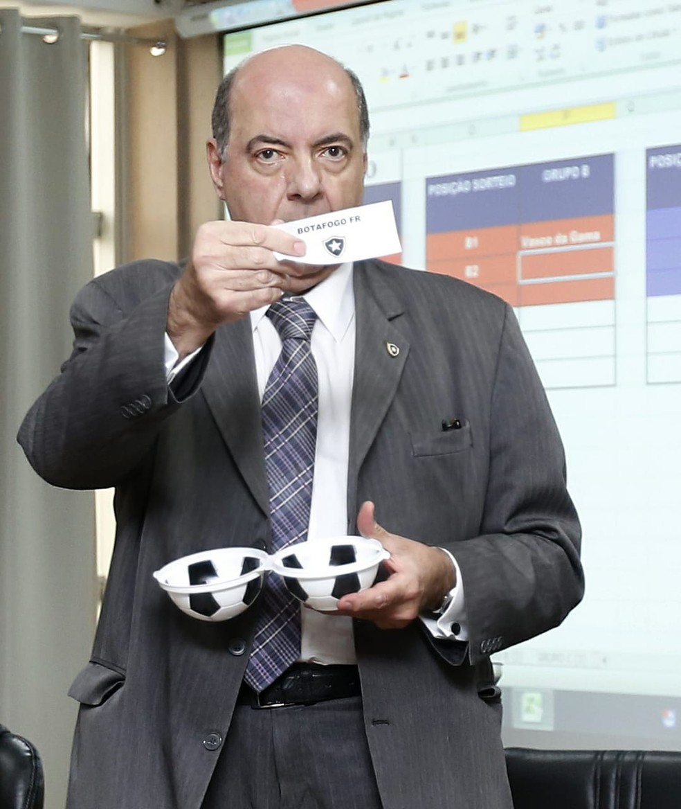 Nelson Mufarrej sorteou o grupo do Botafogo &mdash; Foto: &Uacute;rsula Nery Ag&ecirc;ncia FERJ