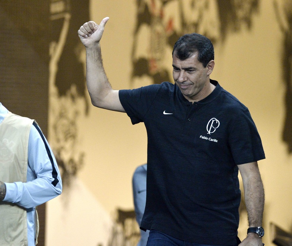 Fábio Carille deve fazer poucas mudanças no Corinthians para o Majestoso — Foto: Marcos Ribolli
