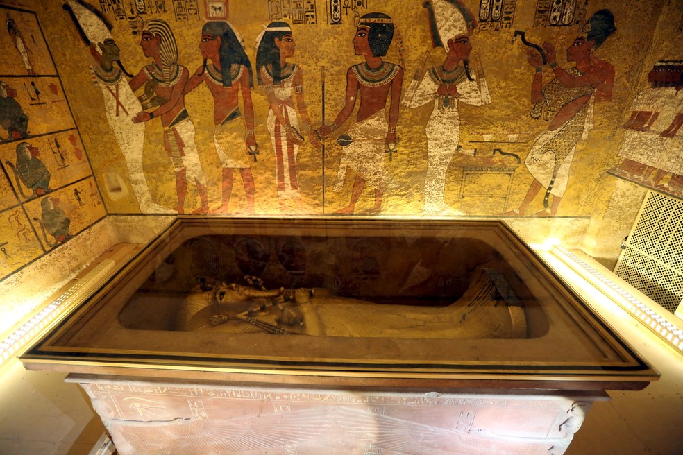 O sarcófago do faraó egípcio Tutancâmon é visto em sua tumba no vale dos reis em Luxor — Foto: Mohamed Abd El Ghany/Reuters