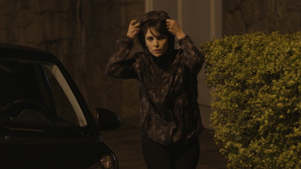 Irene atira em Elvira (Foto: TV Globo)