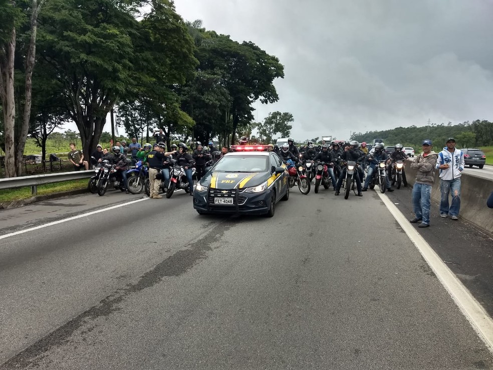 Manifestantes interditam a Dutra em CaÃ§apava, SP â€” Foto: PolÃ­cia RodoviÃ¡ria Federal/DivulgaÃ§Ã£o