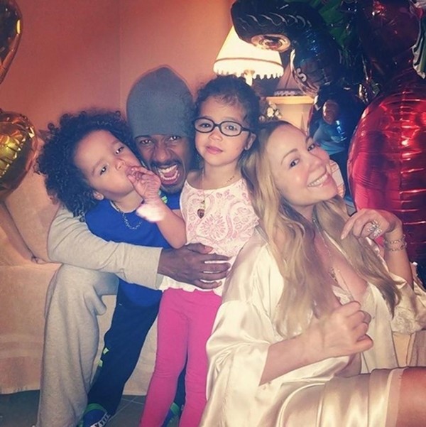 Os gêmeos Monroe e Moroccan e seus pais Nick Cannon e Mariah Carey (Foto: Instagram)