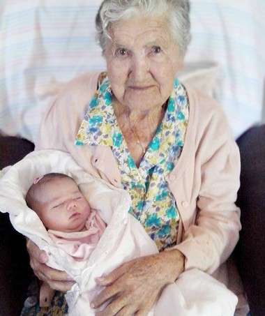 Dona Geralda com a neta Rafaela e a bisneta Luisa: 100 anos de diferença (Foto: Arquivo pessoal)