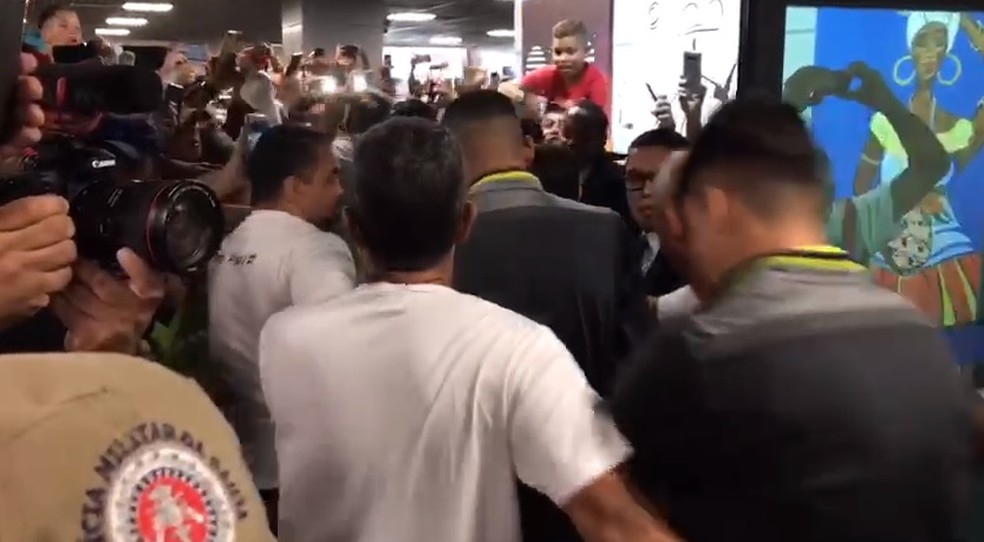 Flamengo desembarca com multidão eufórica em Salvador — Foto: Reprodução