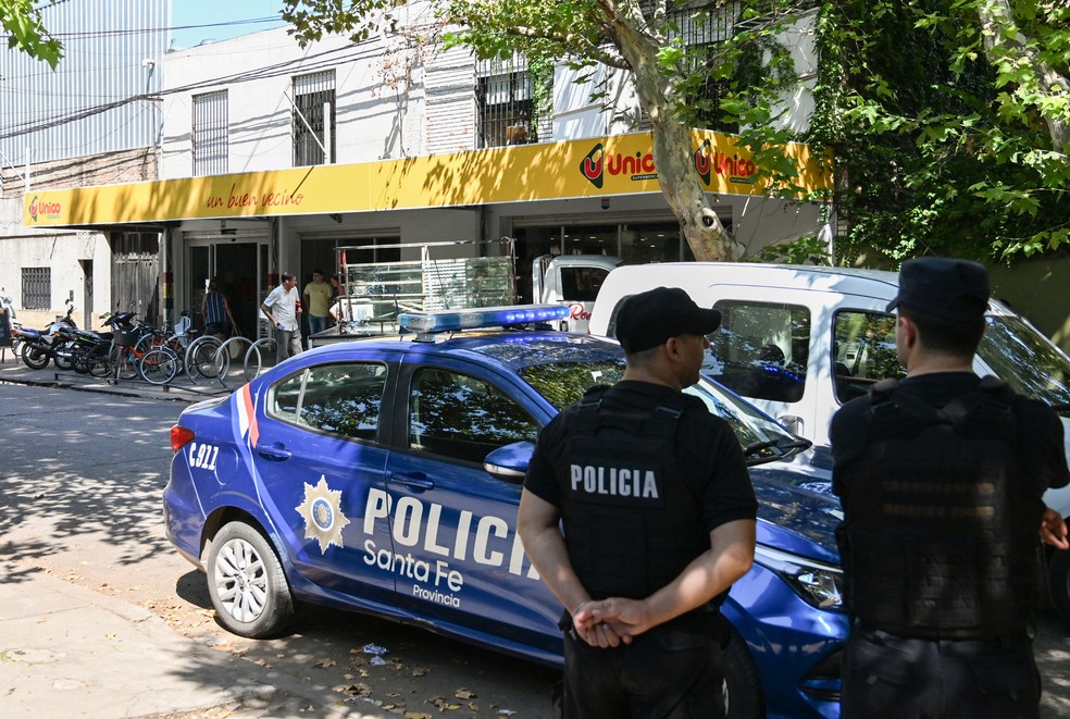 Policiais se posicionam na frente do mercado administrado pela família de Antonela Roccuzzo, mulher de Lionel Messi — Foto: Luciano Bisbal/REUTERS