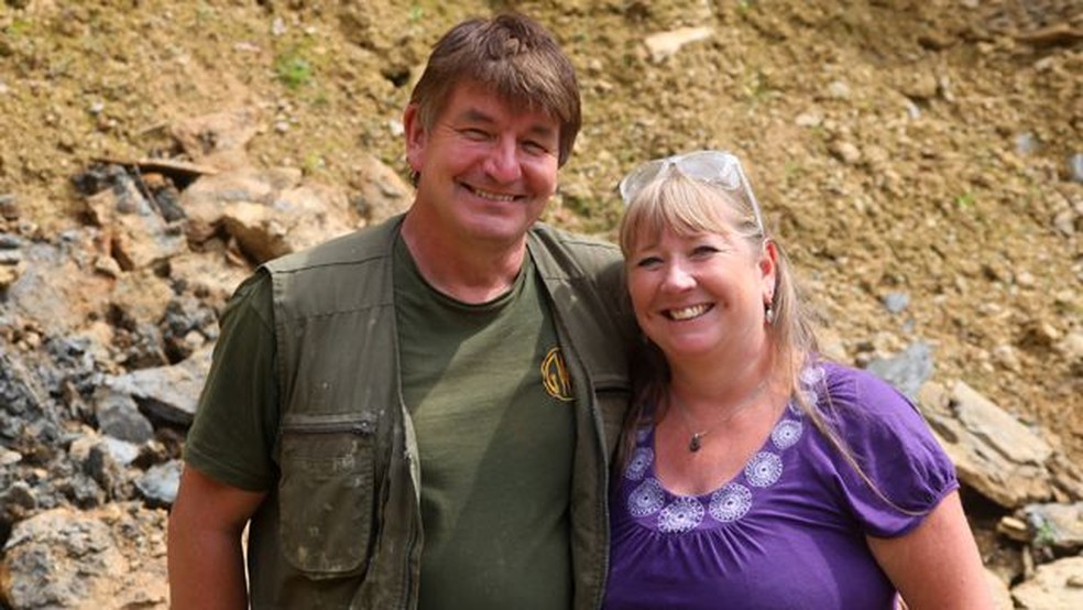 Neville e Sally Hollingworth são famosos por encontrar fósseis excepcionais na área — Foto: BBC