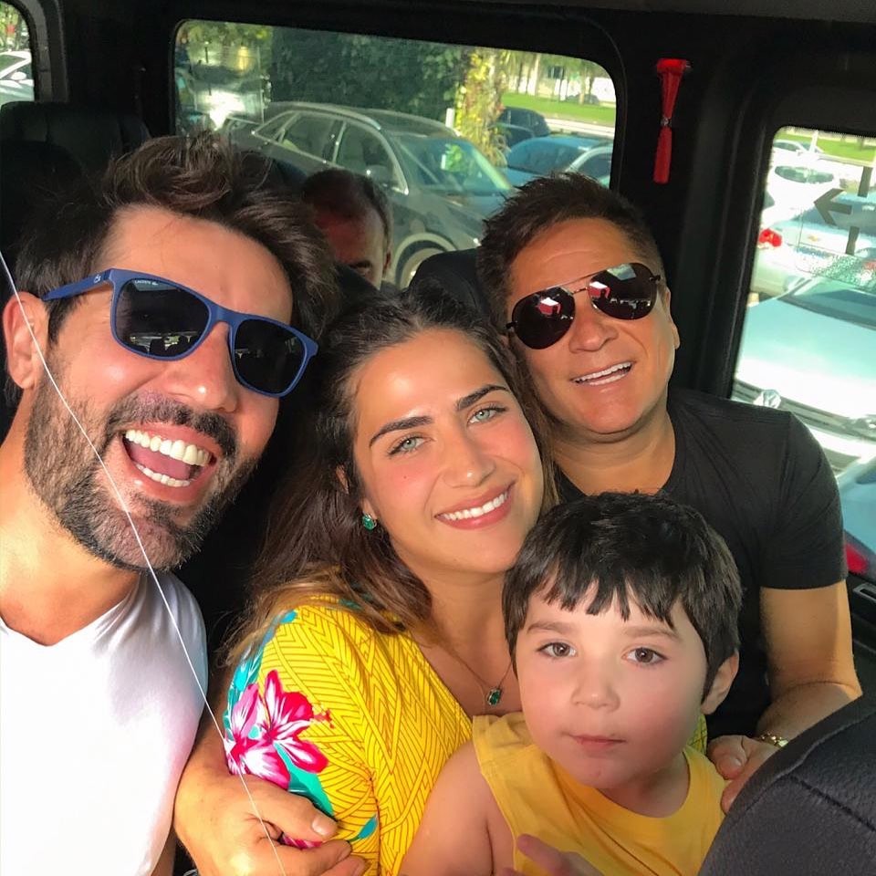 Sandro Pedroso posa com Leonardo e família (Foto: Reprodução / Instagram)