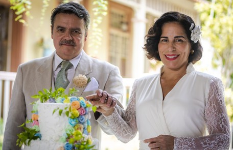 Cassio Gabus Mendes e Gloria Pires na cena em que Lola e Afonso cortam o bolo de casamento em 'Éramos seis'. A cena irá ao ar no penúltimo capítulo, no dia 26 de março Paulo Belote/TV Globo