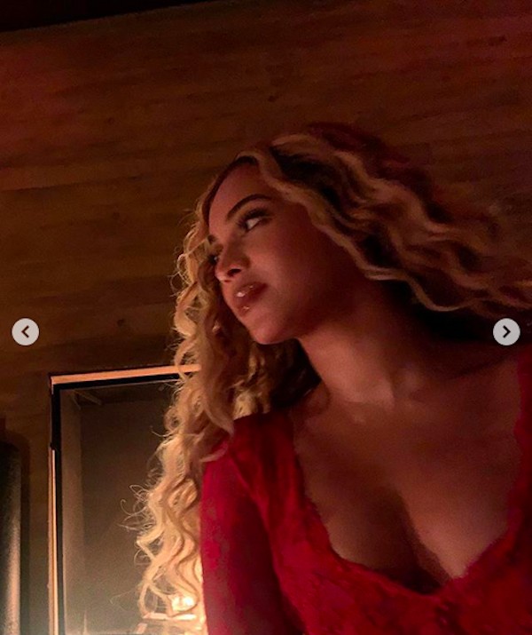 A cantora Beyoncé em uma das imagens daa sessão de fotos com o vestido vermelho utilizado por ela em um jantar romântico com Jay-Z durante o Valentines Day (Foto: Instagram)
