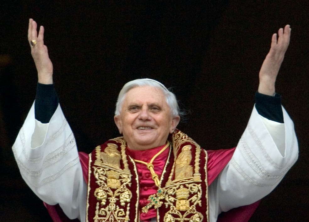 Bento XVI acena da janela da sacada da Basílica de São Pedro depois de ser eleito o 265º papa da Igreja Católica, em 19 de abril de 2005, na Cidade do Vaticano — Foto: Patrick Hertzog/AFP/Arquivo