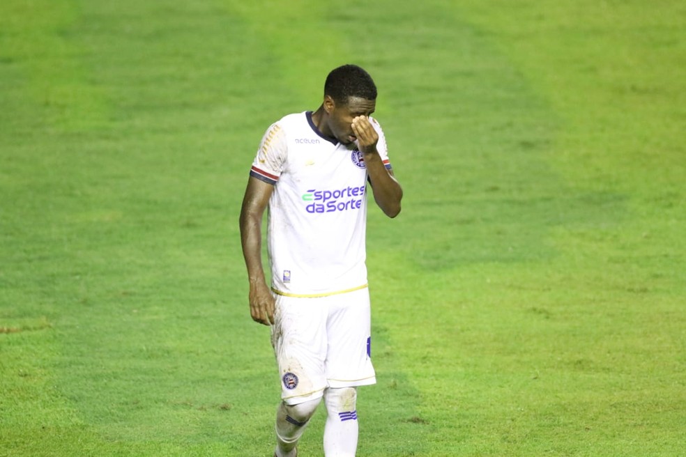 Ryan, do Bahia, é expulso no primeiro tempo contra o Sport — Foto: Aldo Carneiro/Pernambuco Press