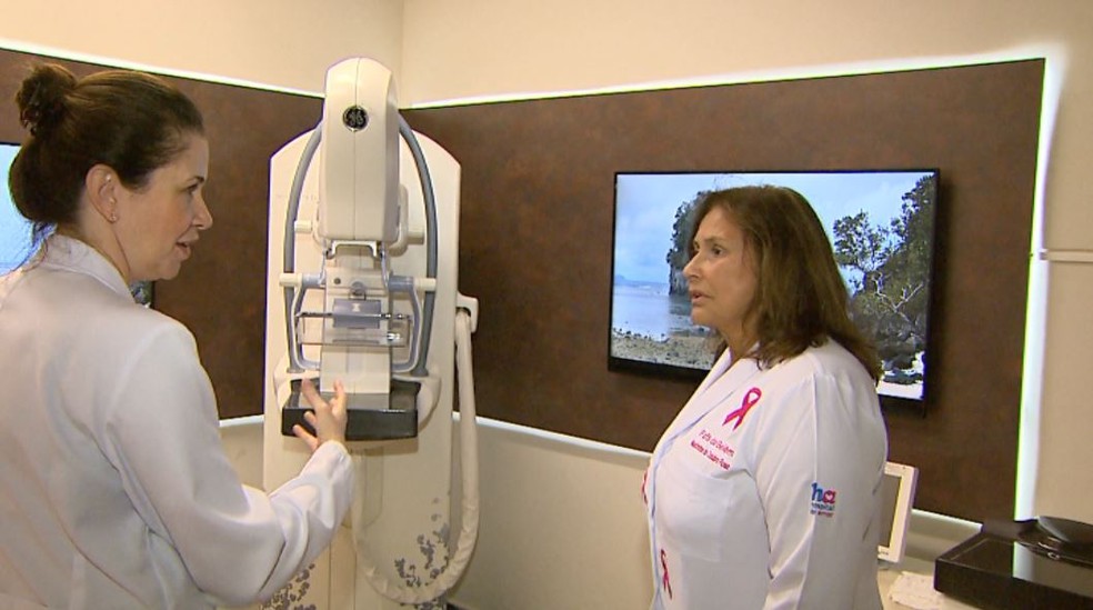 A médica Silvia Balbino explica à Fafá de Belém como são feitas as mamografias no Hospital de Amor de Barretos, SP — Foto: Paulo Souza/EPTV