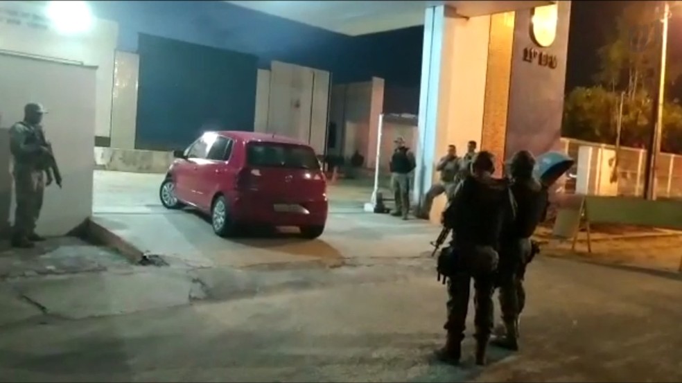 Professora é mantida refém em frente ao batalhão da PM em Timon — Foto: Reprodução