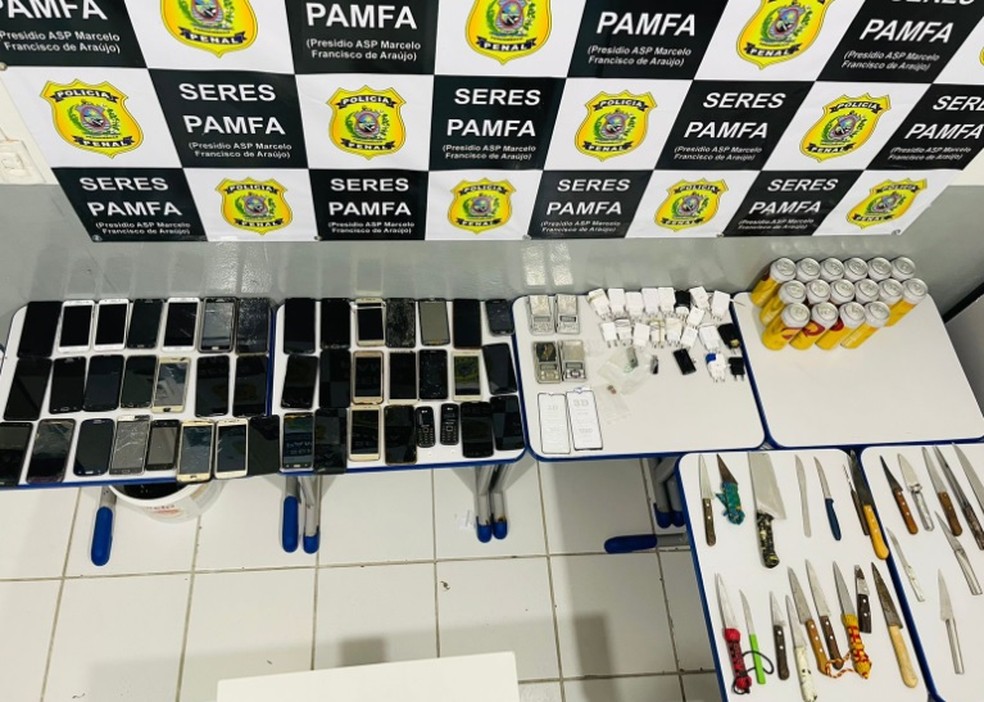 Facas, celulares e cervejas foram apreendidos, nesta quarta (5), em presídio no Recife — Foto: Seres/Divulgação