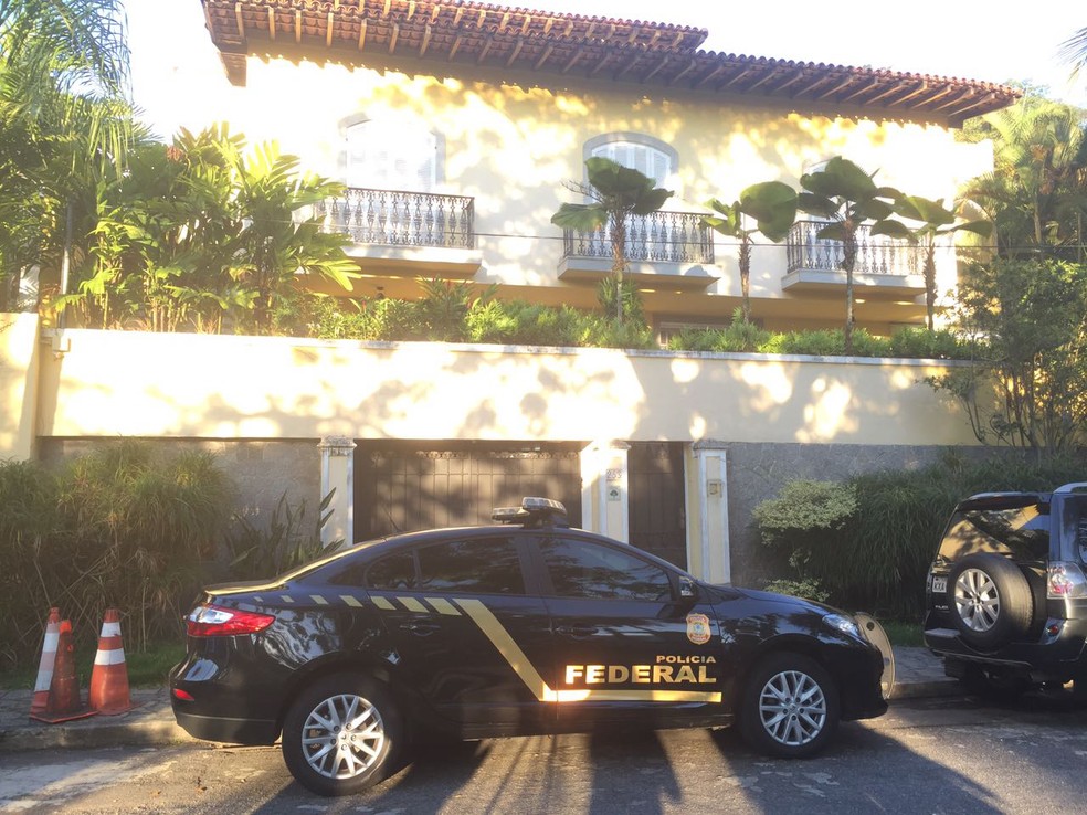 Carro da PF na porta da casa o presidente do COB, Carlos Arthur Nuzman. (Foto: Fernanda Rouvenat/ G1)