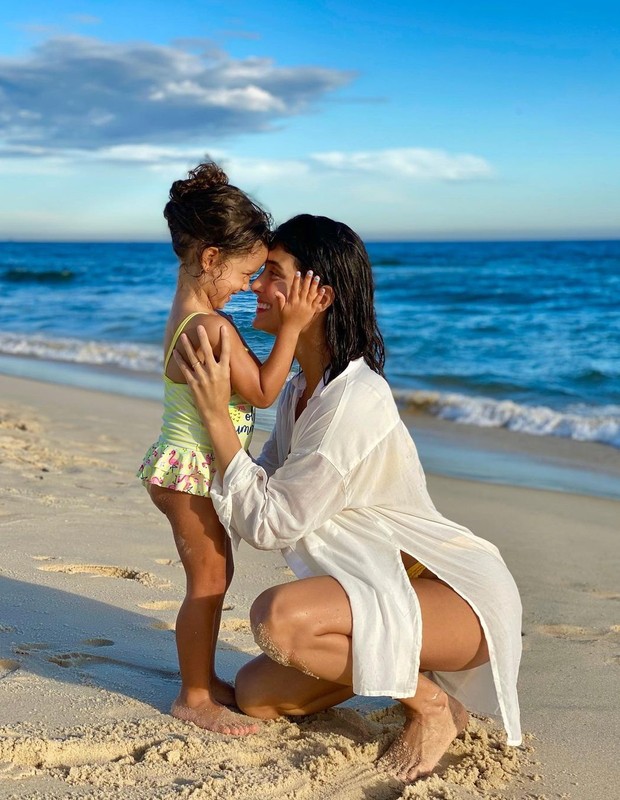 Letícia Almeida curte praia com a filha, Maria Madalena  (Foto: Reprodução/Instagram/Fagner Soares)