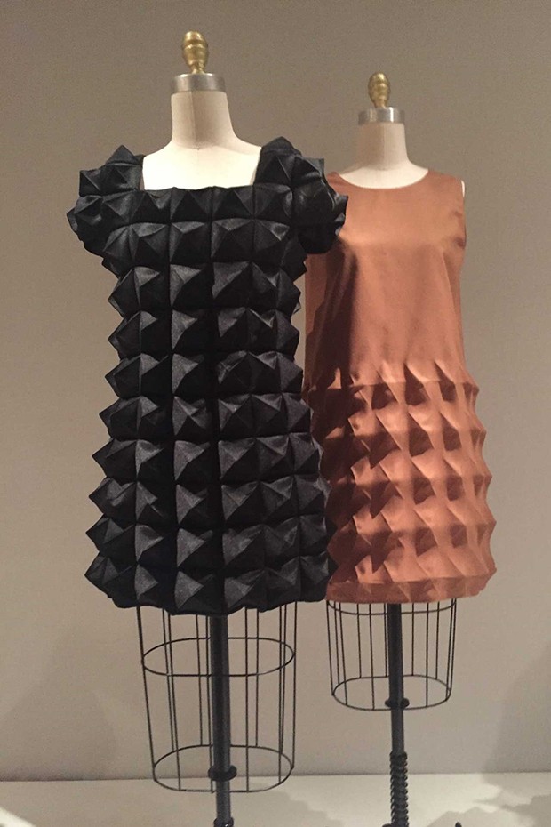 3D shift dresses by Junya Watanabe (Foto: @SuzyMenkesVogue)