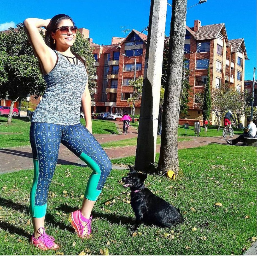 Cássia e a cachorra Teka em passeio (Foto: Cássia Ramos da Silva/ Arquivo Pessoal)