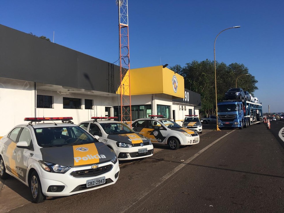 Motorista passou em frente à base da Polícia Rodoviária antes de bater em um caminhão-cegonha em Bauru — Foto: Vanessa Aguiar / TV TEM 
