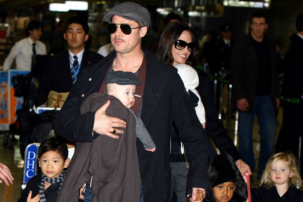 O ator Brad Pitt e a atriz Angelina Jolie na época que ainda eram casados e com alguns dos seus seis filhos (Foto: Getty Images)