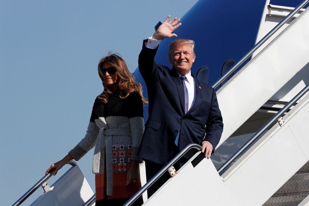 O presidente dos EUA, Donald Trump, acena ao lado da primeira-dama, Melania Trump, ao chegar ao Japão, na noite deste sábado (4) (Foto: REUTERS/Jonathan Ernst)