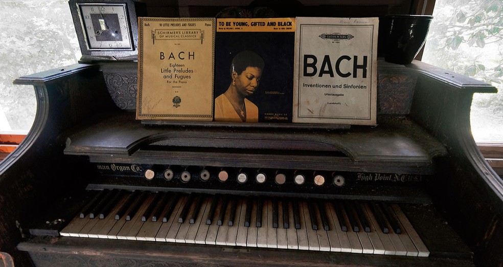 Piano onde Nina Simone aprendeu a tocar ainda permanece na propriedade — Foto: National Trust for Historic Preservation / Reprodução
