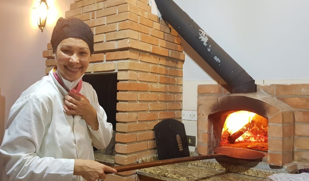 Carla Zacura, gerente de relacionamento e pizzaiola (Foto: Divulgação)