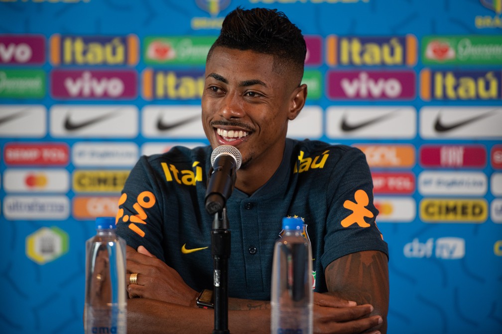 Feliz da vida, Bruno Henrique brinca durante coletiva — Foto: Pedro Martins / MoWA Press