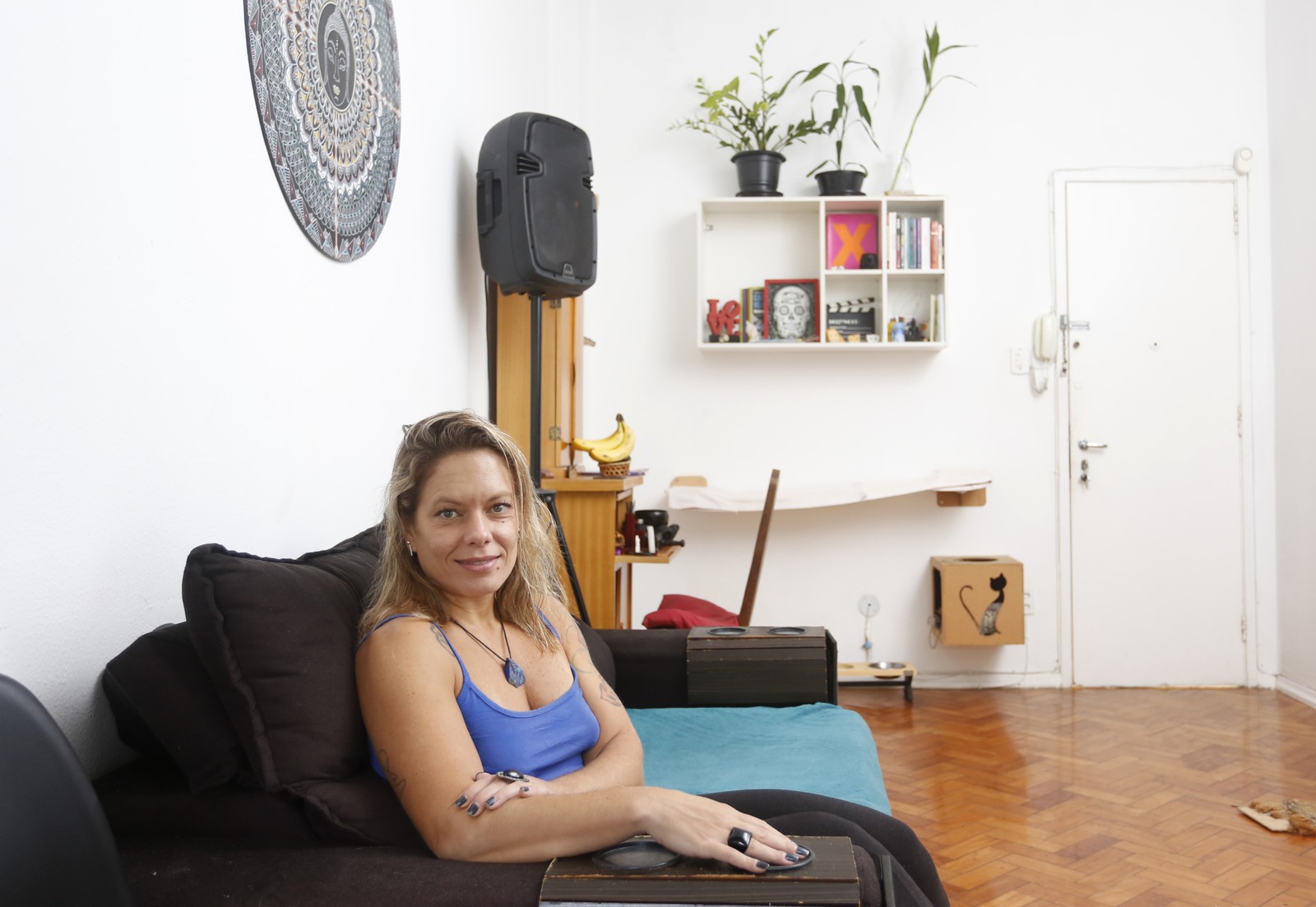 Expansão dos microapartamentos - Daniela Vieira mora num apartamento pequeno no Leme.  — Foto: Fabio Rossi / Agência O Globo