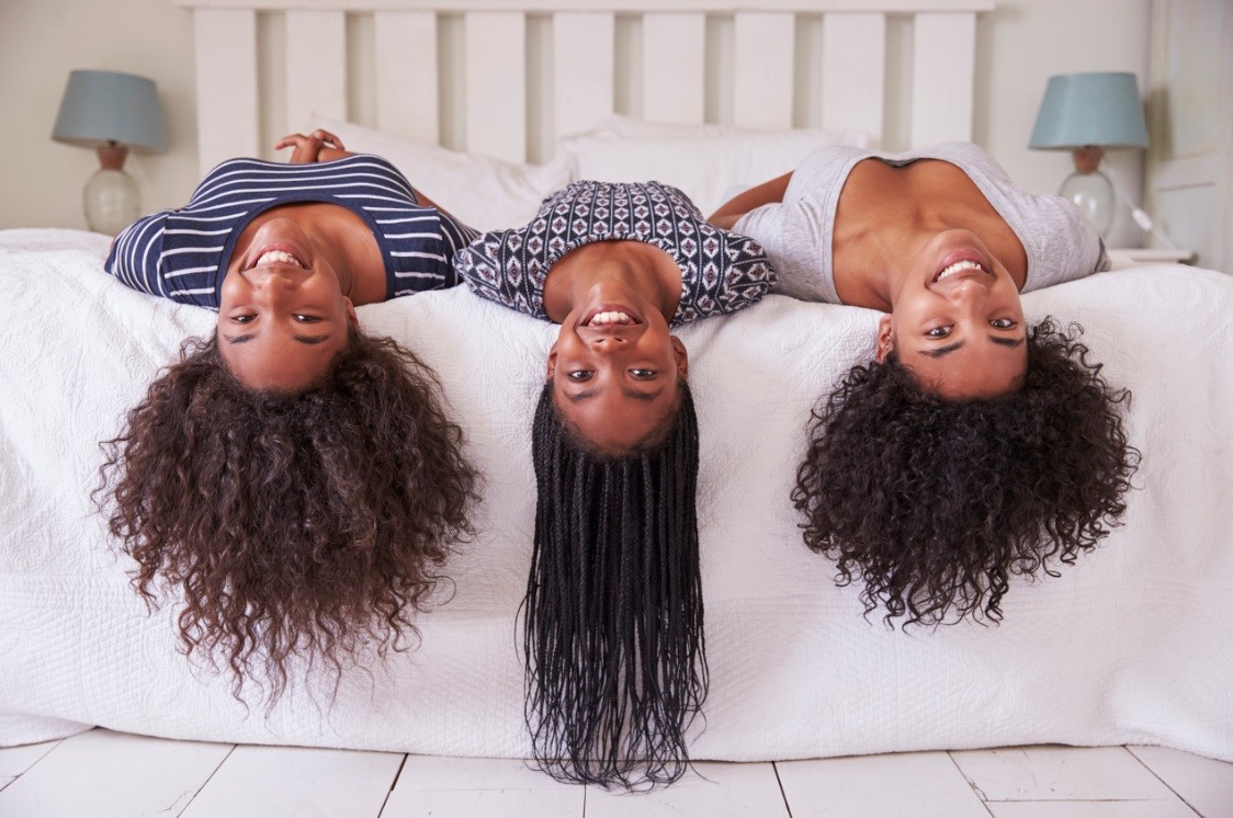 Irmãs com cabelos longos sorrindo  (Foto: Getty Images)