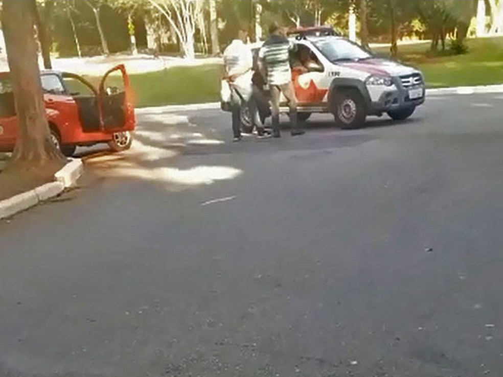 Vídeo feito pelas travestis mostra seguranças conversando com policiais militares que estão em viatura da PM (Foto: Reprodução/WhatsApp)