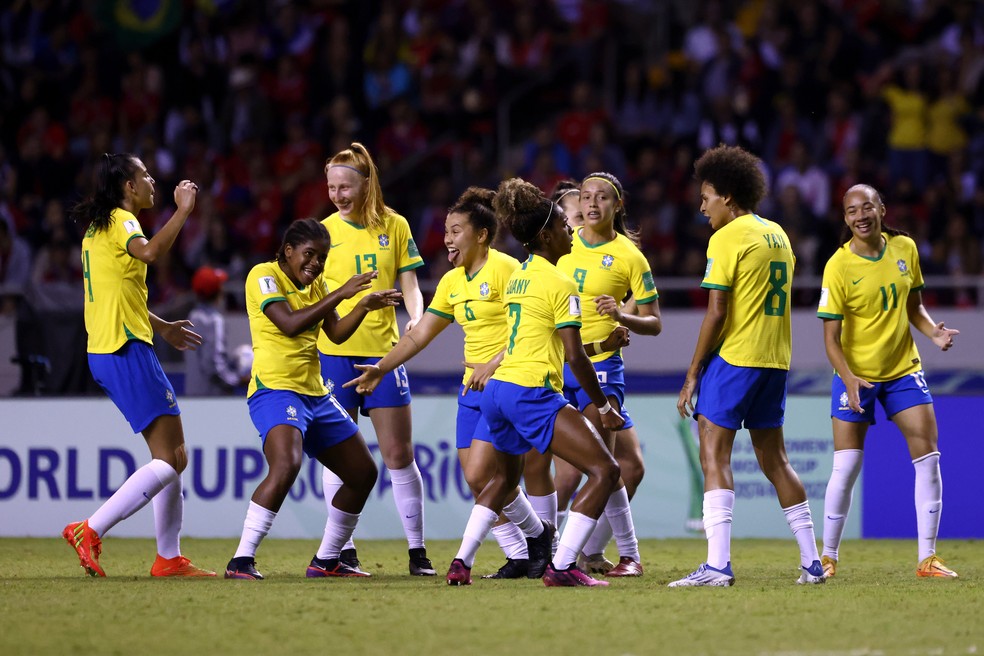 Jogadoras do Brasil comemoram gol sobre a Costa Rica no Mundial sub-20 feminino — Foto: Getty Images