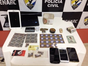 Drogas, celulares, dinheiro e outros objetos foram apreendidos pela polícia (Foto: Divulgação/Denarc)