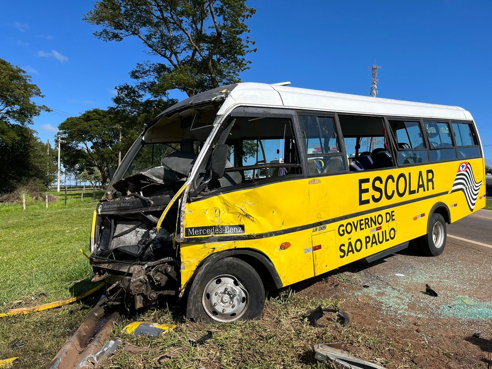 Ônibus escolar foi atingido de frente em São Manuel  — Foto: Adriano Baracho/TV TEM 