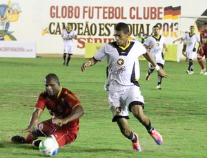 Artilheiro do estadual, Ricardo Lopes, do Globo FC, foi bem marcado na final contra o América-RN (Foto: Canindé Pereira/Divulgação)