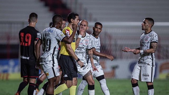 Jogadores do Corinthians reclamam com a arbitragem no jogo contra o Atlético-GO