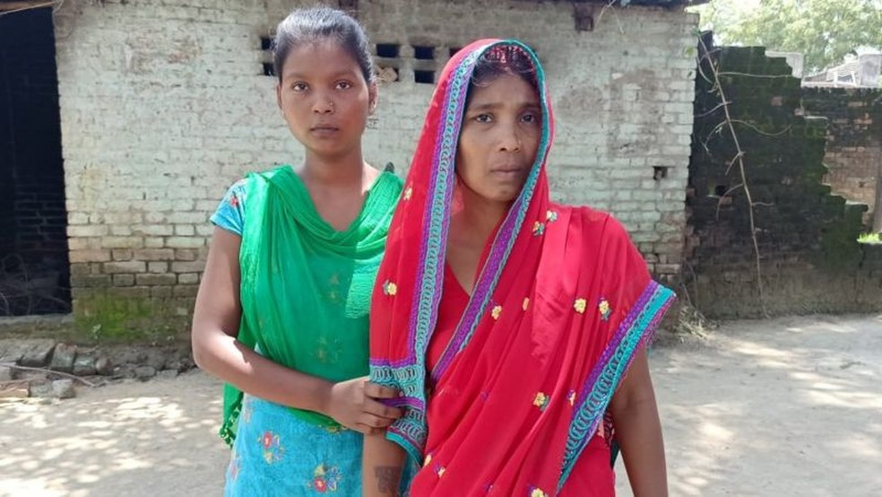 Shakuntala Devi (à direita) ainda está tentando entender por que sua filha foi morta — Foto: Rajesh Arya/Via BBC