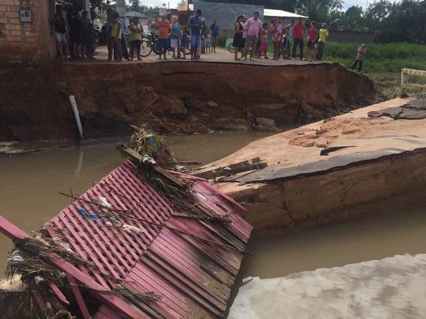 Força das águas arrastou ponte e desabrigou famílias em Capitão Poço, no nordeste do Pará. (Foto: Evandro Sales/Arquivo pessoal)