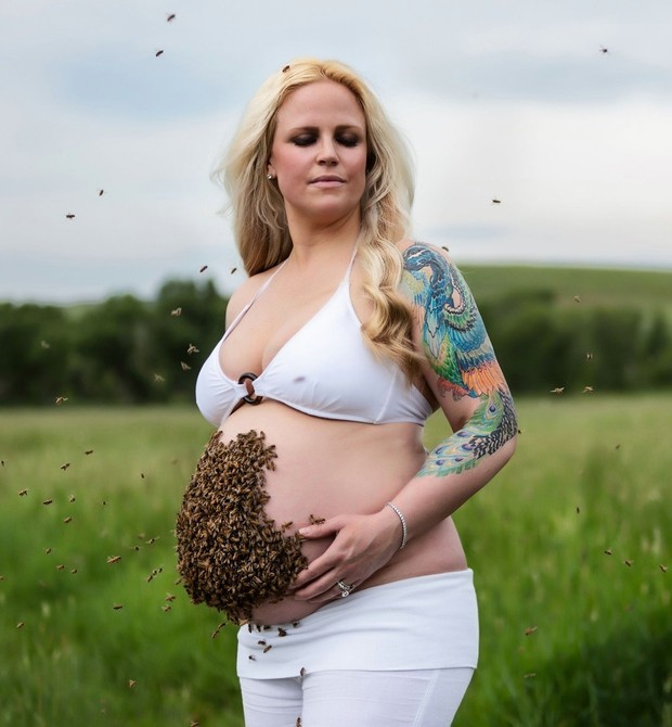 Ensaio com 10 mil abelhas (Foto: Reprodução Facebook)