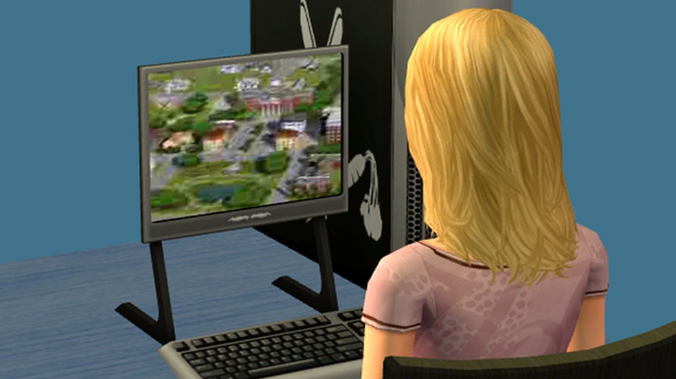 Em The Sims 2 é possível ver seu personagem jogar uma versão inicial de The Sims 3 — Foto: Reprodução/The Sims Wiki