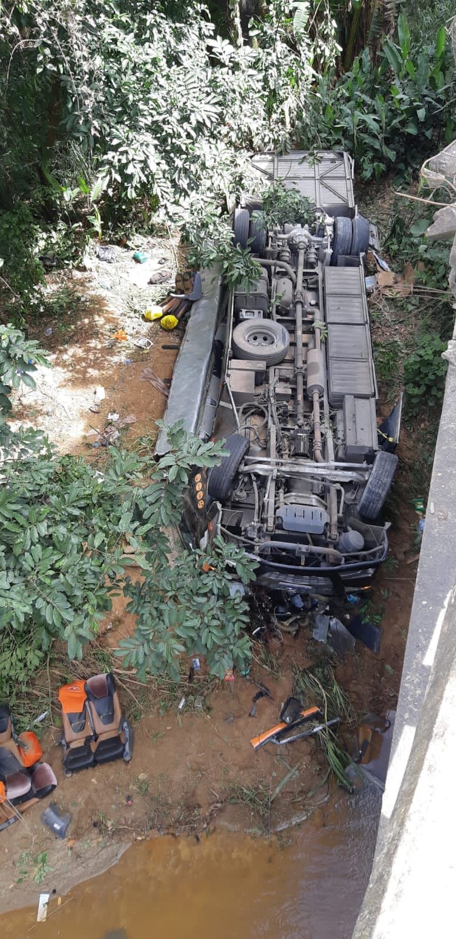 Ônibus cai em ponte em rodovia em Além Paraíba