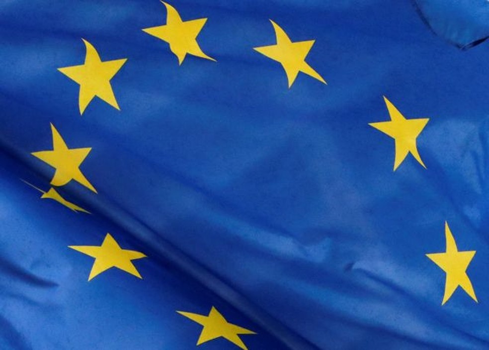 União Europeia decidu padronizar os carregadores para diminuir a produção de lixo eletrônico. — Foto: Reuters